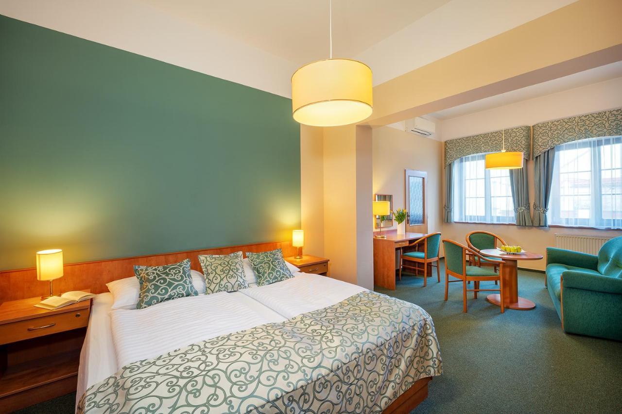 Hotel Bily Jednorozec Třeboň Kültér fotó