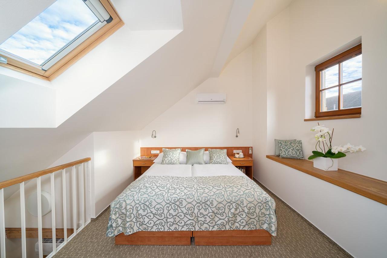 Hotel Bily Jednorozec Třeboň Kültér fotó