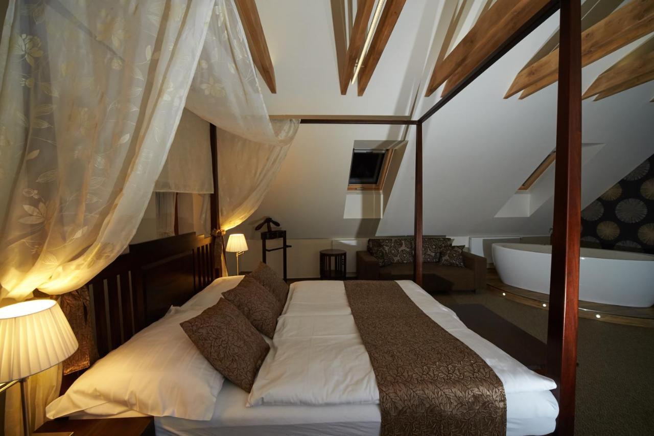 Hotel Bily Jednorozec Třeboň Kültér fotó