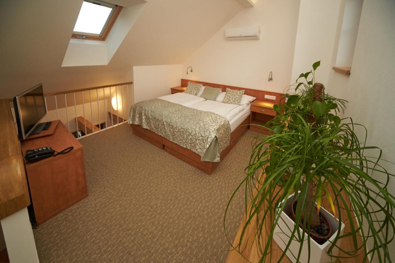 Hotel Bily Jednorozec Třeboň Kültér fotó