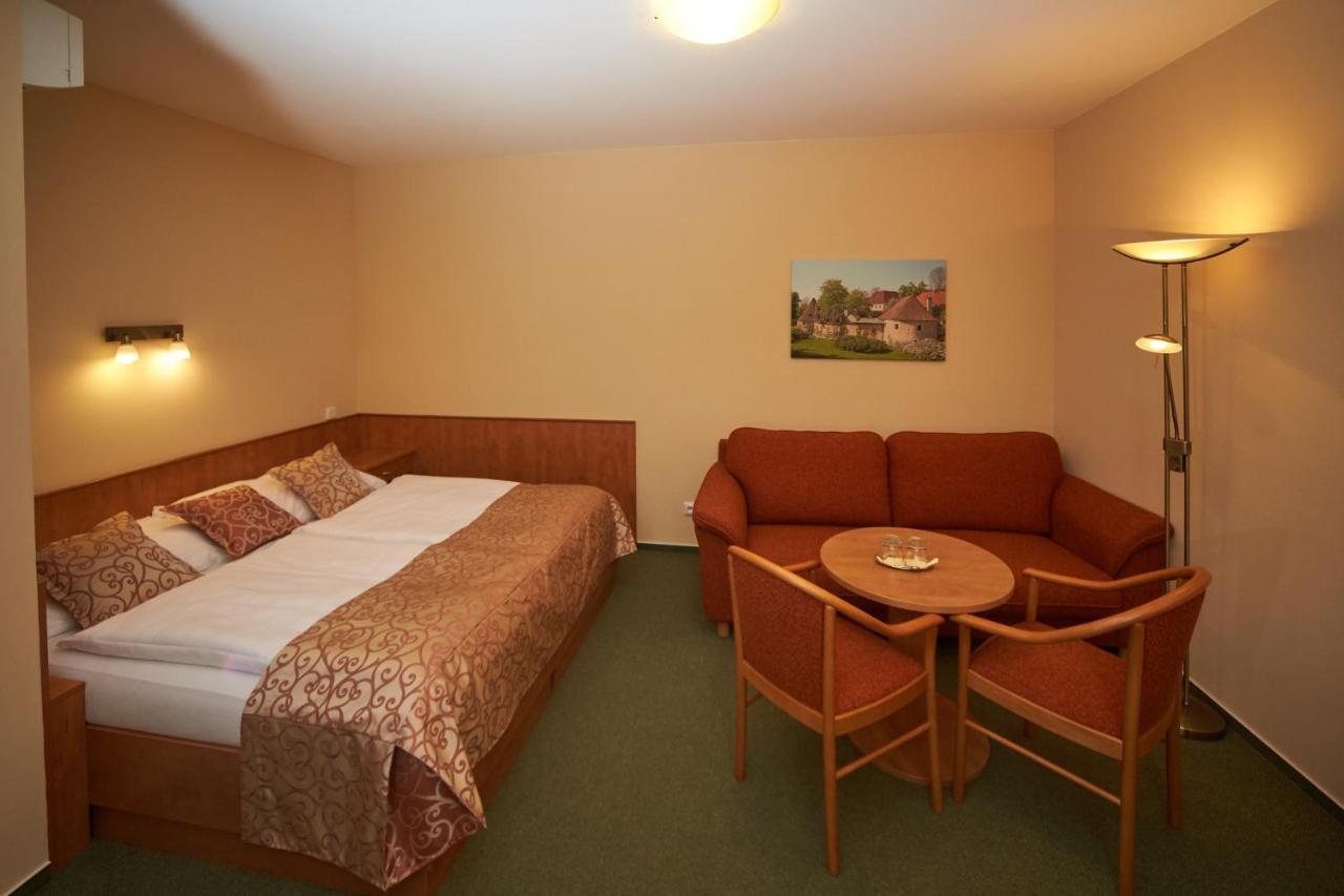 Hotel Bily Jednorozec Třeboň Kültér fotó