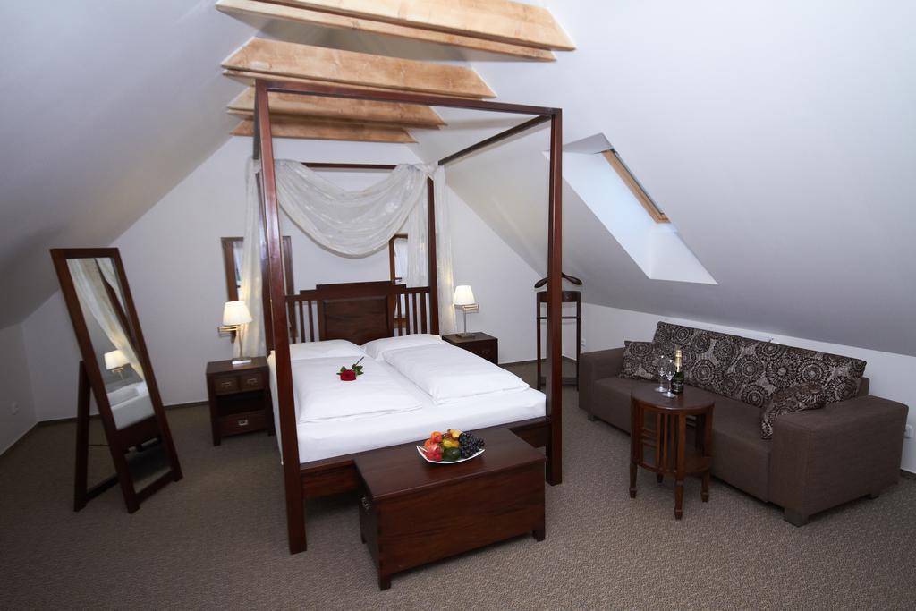 Hotel Bily Jednorozec Třeboň Kültér fotó
