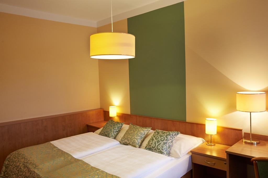 Hotel Bily Jednorozec Třeboň Kültér fotó